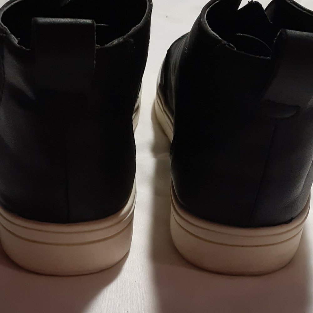 Universal Thread Shoes - Picture 2 of 4